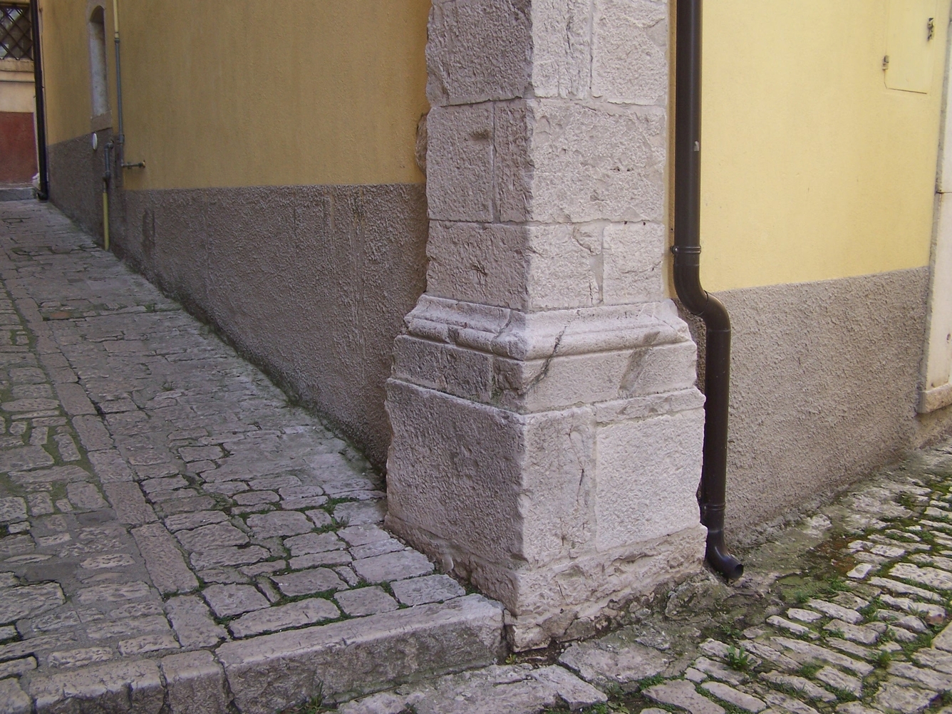 cantonata su via Roma