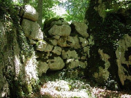 un tratto delle mura megalitiche dell'area archeologica di Caselle