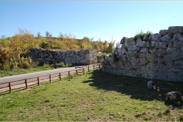 immagine delle mura di cinta di Alba Fucens, in Abruzzo