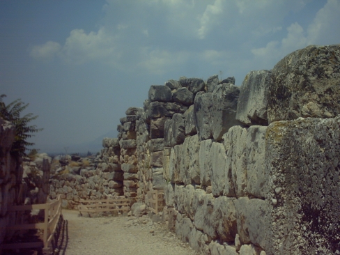 immagine delle mura di cinta di Tirinto, in Grecia