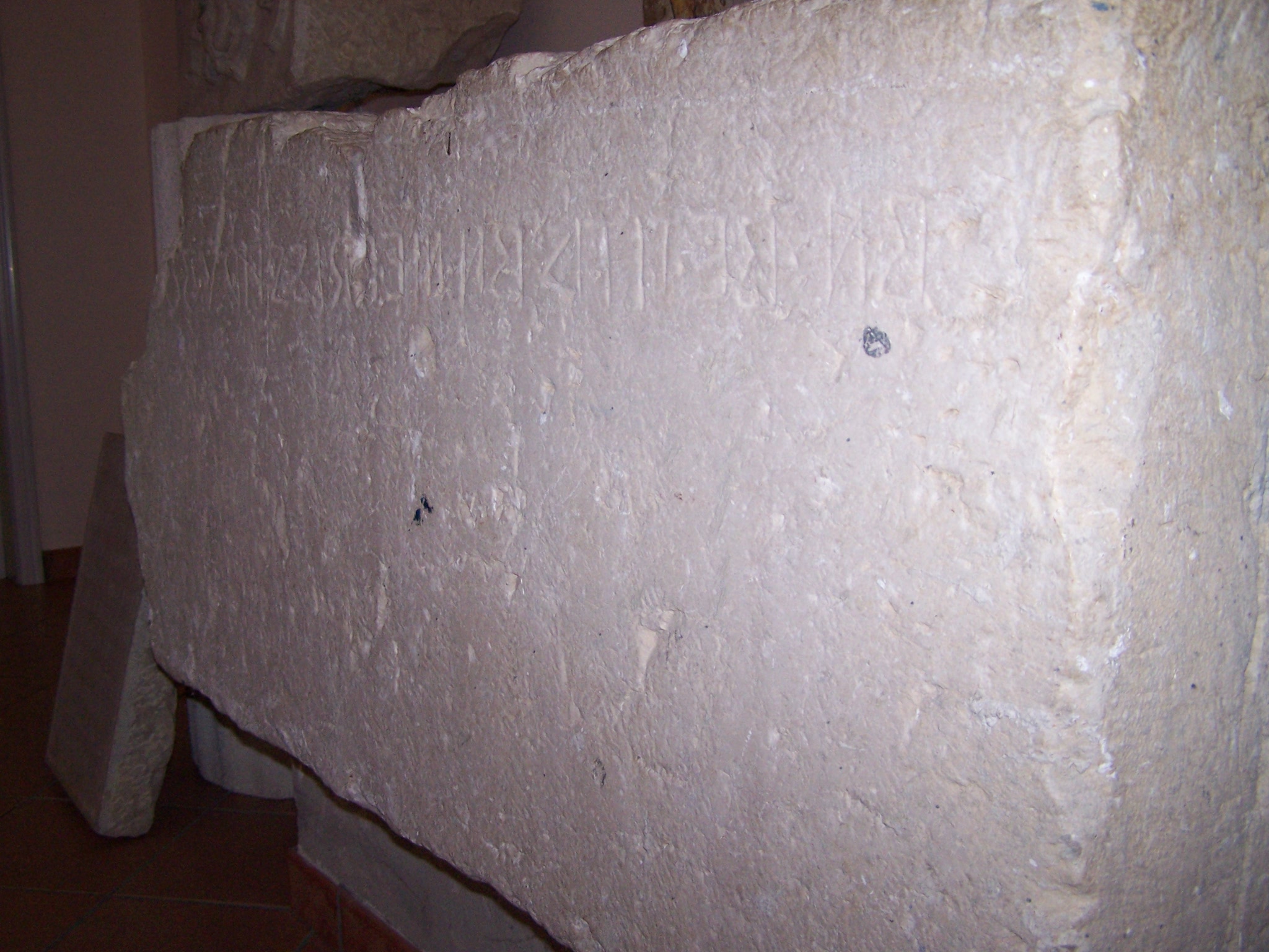 Molise: la pietra osca con la scritta