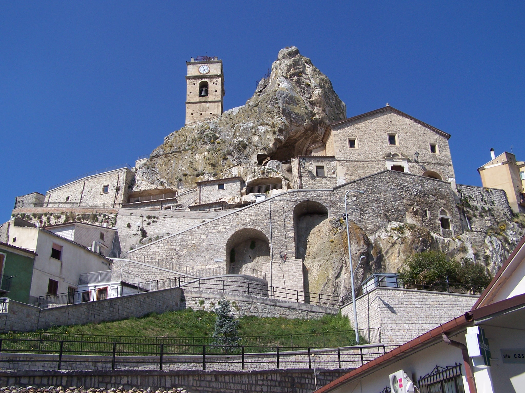 la roccia con la chiesa, il campanile, le caverne